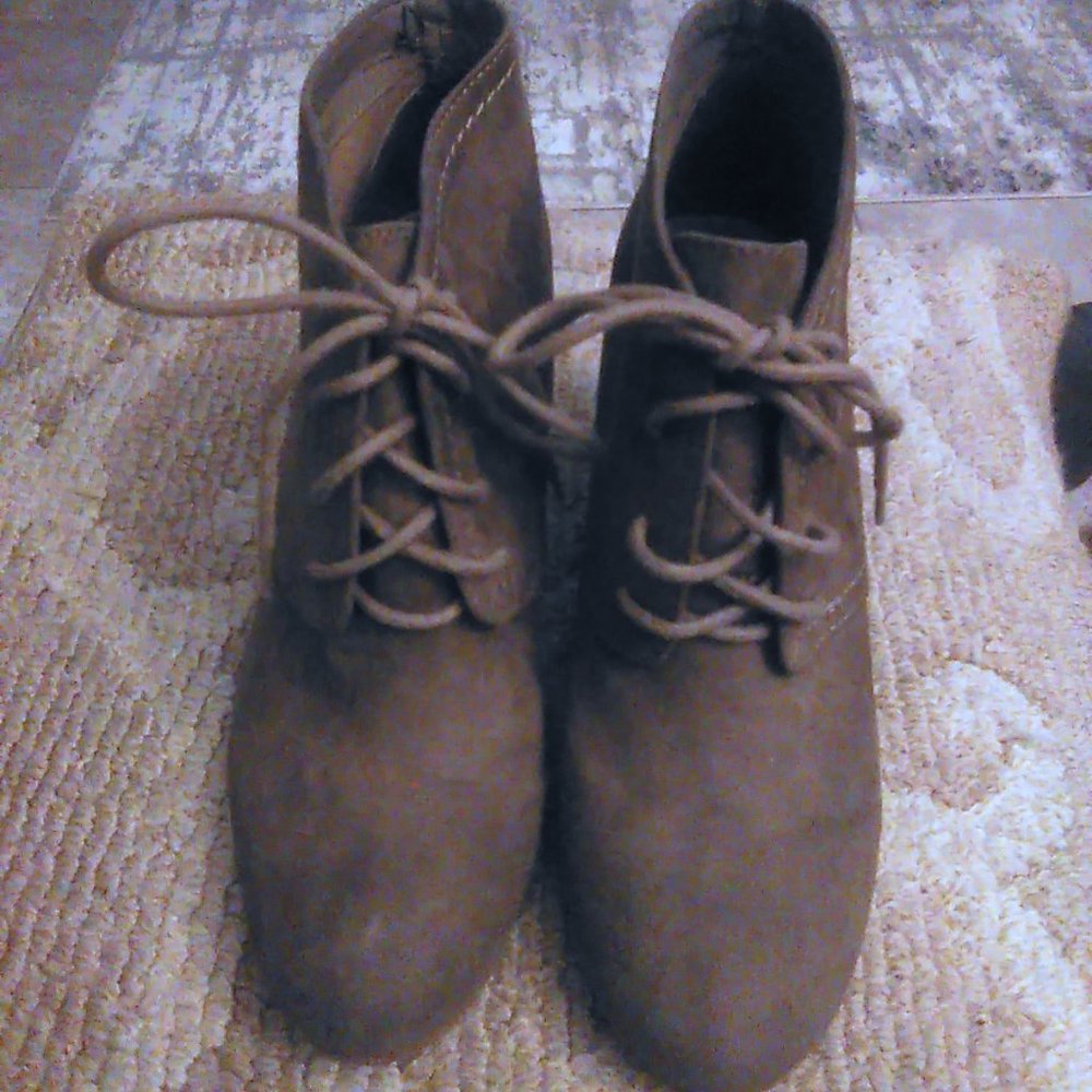 ARIZONA JEAN CO. TAN BEIGE Comfy Suede 3" Wedge Heel BOOTIE Ladies Size 9.5